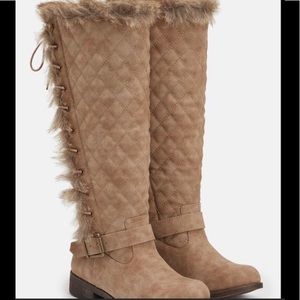 NEW QUILTED LACE UP BOOTS WITH FUR TRIM